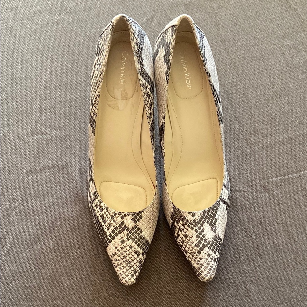 New Calvin Kline leather pumps shoes neutral snake skin kitten heal - Picture 2 of 6
